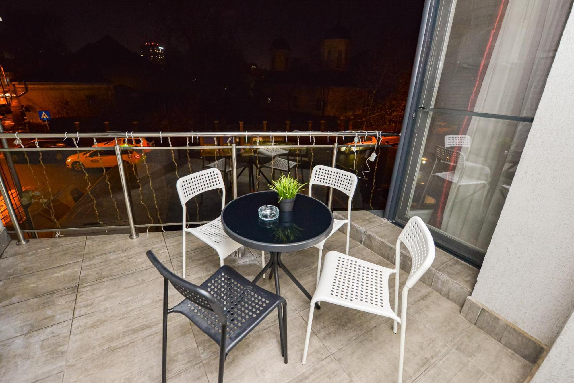 Dracula Adventure Tours Accommodation Bukarest Eksteriør billede