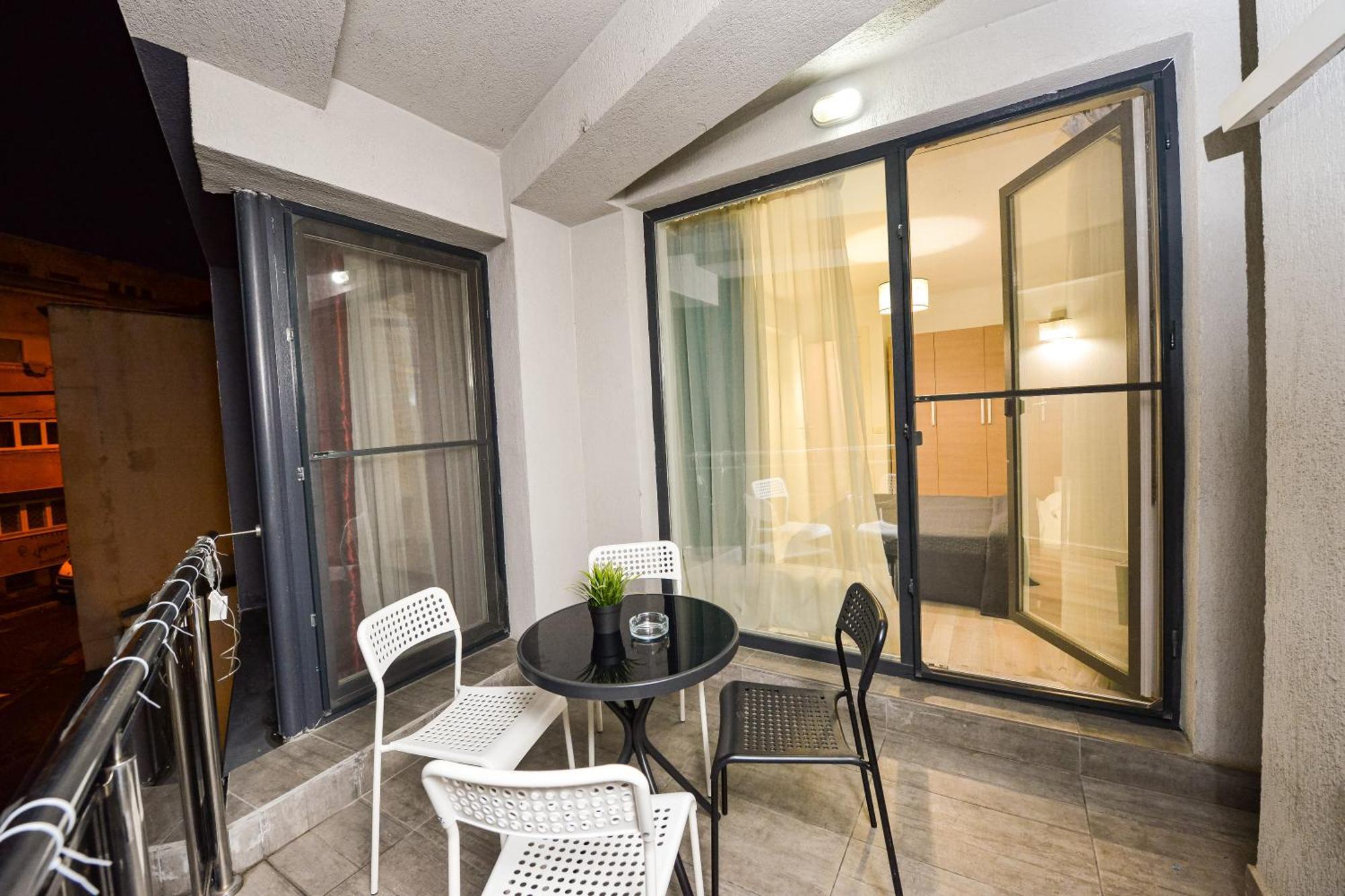 Dracula Adventure Tours Accommodation Bukarest Eksteriør billede