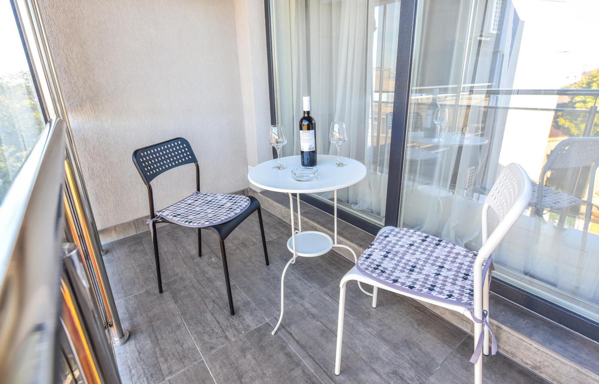 Dracula Adventure Tours Accommodation Bukarest Eksteriør billede